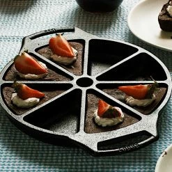 Lodge: Seasoned Cast Iron Wedge Pan