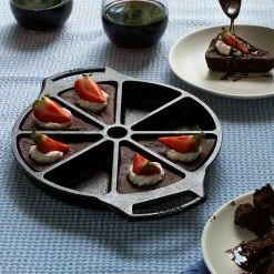 Lodge: Seasoned Cast Iron Wedge Pan